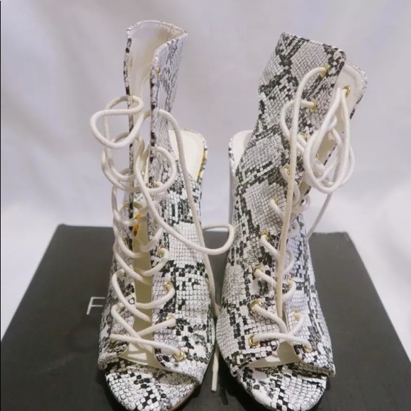 Fashion Nova heeled booties 7 - Picture 8 of 9